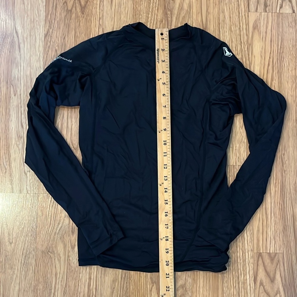 Volcom Rash Guard Rashguard  Black Long Sleeve Performance Shirt small S - Picture 2 of 7